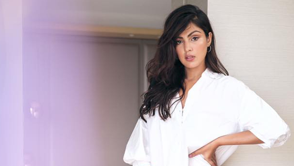 এরই মধ্যে জানা যায়, সুশান্তের মৃত্যুর ঠিক কয়েক দিন আগেই নাকি সুশান্তের সঙ্গে ঝগড়া করে বাড়ি ছাড়েন রিয়া। আগুনে ঘি পড়ে, যখন রিয়ার সঙ্গে পরিচালক মহেশ ভট্টর কিছু ছবি হঠাৎ করেই সোশ্যাল মিডিয়ায় ভাইরাল হয়ে যায়। সেই সব ছবিতে কখনও রিয়ার বুকে মহেশের মাথা আবার কখনও বা রিয়া মহেশকে লিখেছেন ‘মাই বুঢডা'।