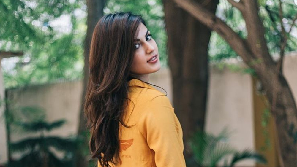 দোষারোপ, পাল্টা অভিযোগ-- এ সবের মাঝেই সুশান্ত ভক্তরা সোশ্যাল মিডিয়ায় চিৎকার করে ওঠেন সিবিআই তদন্তের দাবিতে। কঙ্গনা, শেখরের মতো সেলেবরাও গলা মেলান তাতে। এই গোটা সময়েই রিয়া চুপ ছিলেন। ১৪ জুলাই, সুশান্তের মৃত্যুর ঠিক এক মাস পর, সোশ্যাল মিডিয়ায় একটি পোস্ট করেন রিয়া।