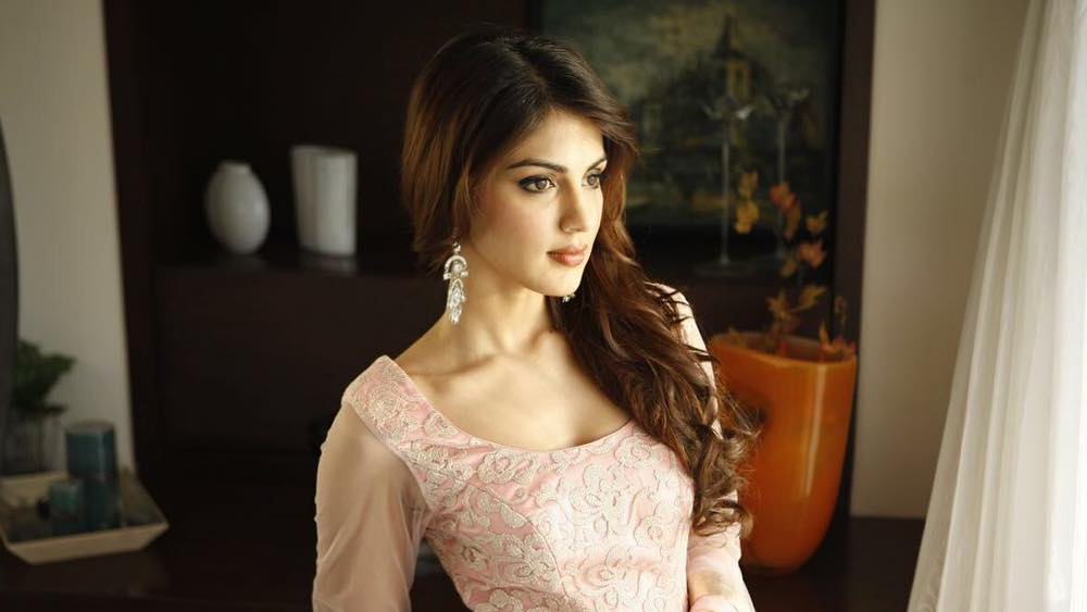 পাশাপাশি রিয়া অমিত শাহকে অনুরোধ করেন, তাঁর বয়ফ্রেন্ড কেন আত্মহত্যা করলেন সে জন্য প্রয়োজনে সিবিআই তদন্ত হোক। সুশান্তের শেষ ছবি ‘দিল বেচারা’ মুক্তির দিনেও সুশান্তের জন্য শুভেচ্ছা জানান তিনি। রিয়ার উপর নেটাগরিকদের ক্ষোভ-রাগ যখন কিছুটা হলেও প্রশমিত হচ্ছিল, ঠিক সেই সময়েই কেকে সিংহের ওই দু’পাতার অভিযোগপত্রটি নতুন করে বিতর্ক জাগিয়ে তুলেছে সারা দেশ জুড়ে। টুইটার খুললেই এখন ট্রেন্ডিং লিস্টে পয়লা নম্বরে #সুশান্ত রিয়া টুইট।