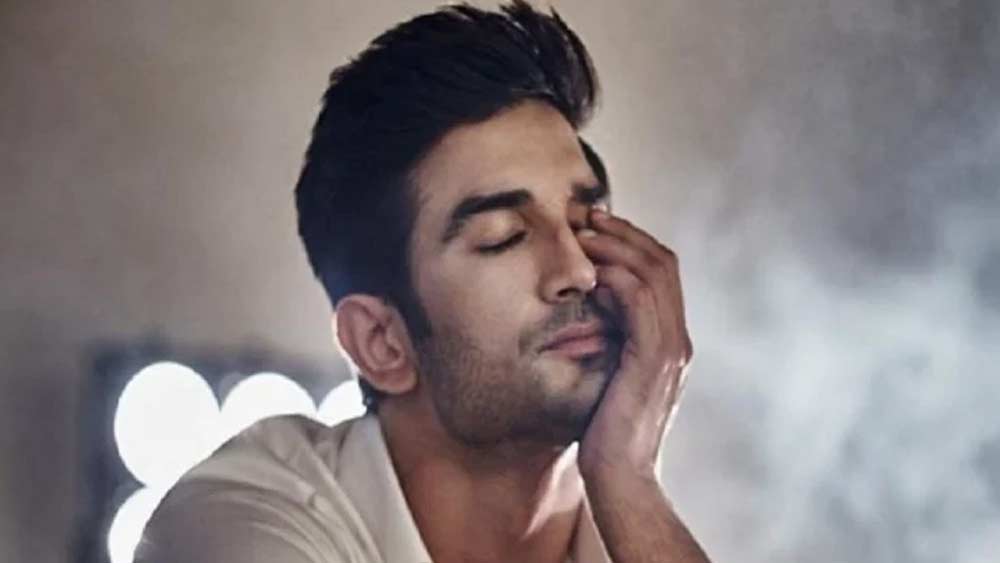 কী লেখা রয়েছে সেই অভিযোগপত্রে? সুশান্তের বাবার প্রশ্ন— ২০১৯ সালের আগে সুশান্তের কোনও মানসিক সমস্যা ছিল বলে তাঁরা জানতেন না। রিয়ার সঙ্গে সম্পর্ক তৈরি হওয়ার পরেই কি এই সমস্যা দেখা দিল? রিয়ার ঠিক করে দেওয়া ডাক্তারই সুশান্তের চিকিৎসা করছিলেন, তিনিও ষড়যন্ত্রে শামিল হতে পারেন। অভিনেতার চিকিৎসা সংক্রান্ত কাগজপত্র কেন রিয়া নিজের কাছে রেখেছেন, সে প্রশ্নও তুলেছেন তাঁরা।