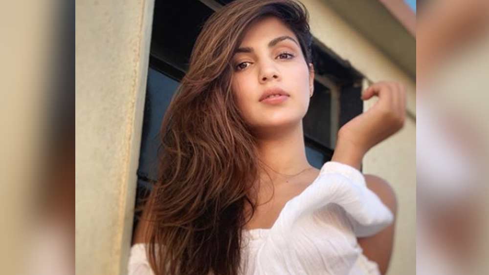 পরিবারের আরও অভিযোগ, তাঁদের কাছ থেকে সুশান্তকে দূরে রাখার চেষ্টাও নাকি রিয়া করেছিলেন। রয়েছে আর্থিক তছরুপের অভিযোগও। সুশান্তের একটি অ্যাকাউন্টের ১৭ কোটি টাকা থেকে ১৫ কোটি টাকা অন্য একটি অ্যাকাউন্টে ট্রান্সফার হয়। সেই অ্যাকাউন্টের সঙ্গে সুশান্তের কোনও যোগ নেই।