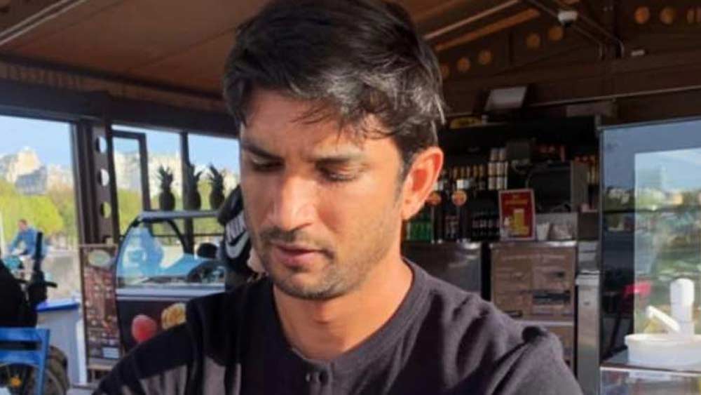 কেন রিয়ার সঙ্গে সম্পর্ক তৈরি হওয়ার পর থেকে সুশান্তের হাতে ছবির সংখ্যা কমতে থাকে, সে প্রশ্নও তুলেছেন অভিনেতার বাবা। কেনই বা গোটা লকডাউনে সুশান্তের বডিগার্ড সরিয়ে দেওয়া হয়েছিল, উঠছে সেই প্রশ্নও।