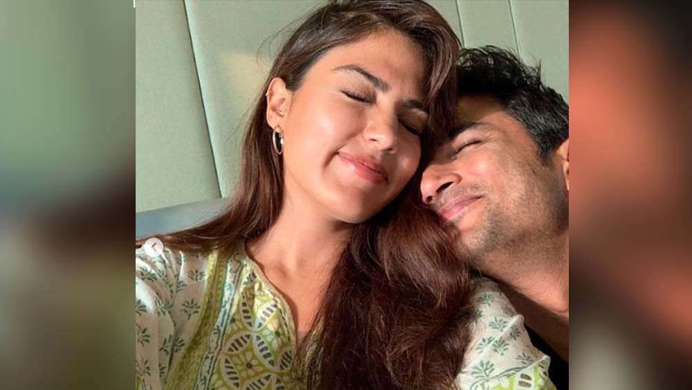 সুশান্তের মৃত্যুর কয়েক দিন আগে তাঁর ম্যানেজার দিশার আত্মহত্যার ঘটনায় সুশান্তের নাম জড়িয়ে দেওয়া হবে বলে রিয়া নাকি ভয় ঢুকিয়ে দিয়েছিলেন তাঁর ছেলের মনে। এমনকি রিয়ার পাতা ফাঁদে তিনি পা দিয়ে ফেলেছেন বলেও দিদিকে নাকি ভয়ের কথা জানিয়েছিলেন সুশান্ত, জানিয়েছেন অভিনেতার বাবা।