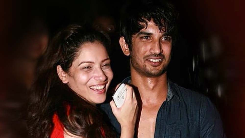 অন্যদিকে বিহার পুলিশ সূত্রে খবর, রিয়ার বিরুদ্ধে আওয়াজ উঠিয়েছেন সুশান্তের দীর্ঘ দিনের প্রেমিকা, বর্তমানে প্রাক্তন অঙ্কিতা লোখণ্ডে। সুশান্তের সঙ্গে তাঁর শেষ কথোপকথন ইতিমধ্যেই পুলিশের হাতে তুলে দিয়েছেন তিনি। সেখানেও নাকি সুশান্ত তাঁকে জানিয়েছিলেন, এই সম্পর্কে খুশি নেই তিনি।