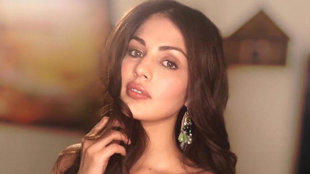 ইতিমধ্যেই সুপ্রিম কোর্টে রিয়া তাঁর আবেদনে জানিয়েছেন, সুশান্ত অবসাদের শিকার ছিলেন এবং দীর্ঘ দিন ধরে মানসিক অবসাদের ওষুধ খাচ্ছিলেন। কিন্তু সত্যিই কি পর্দার এম এস ধোনি অবসাদগ্রস্ত হয়ে পড়েছিলেন? এ প্রশ্ন এ বার উঠে আসছে ট্রেনার সমীরের বক্তব্যেও।