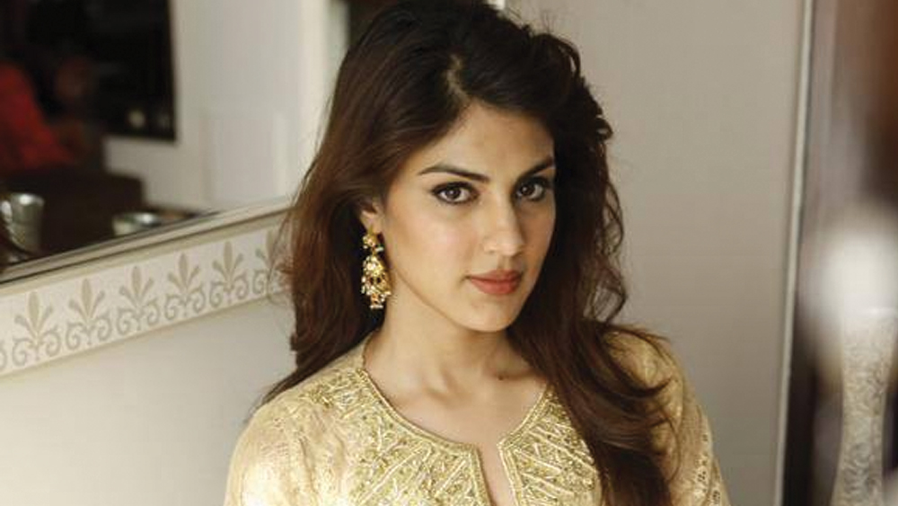 তিনি যে গত এক বছর সুশান্তের সঙ্গে ছিলেন, সে কথা স্বীকার করেছেন রিয়া নিজেও। সুপ্রিম কোর্টেও তিনি জানিয়েছেন, সুশান্তের সঙ্গে তাঁর লিভ ইন সম্পর্কের কথা। কিন্তু তিনি বার বার দাবি করেছেন, সুশান্তের মৃত্যুর সঙ্গে তাঁর কোনও সম্পর্ক নেই। রিয়া জোর দিয়েছেন সুশান্তের অবসাদ এবং সেই সংক্রান্ত চিকিৎসার উপর।