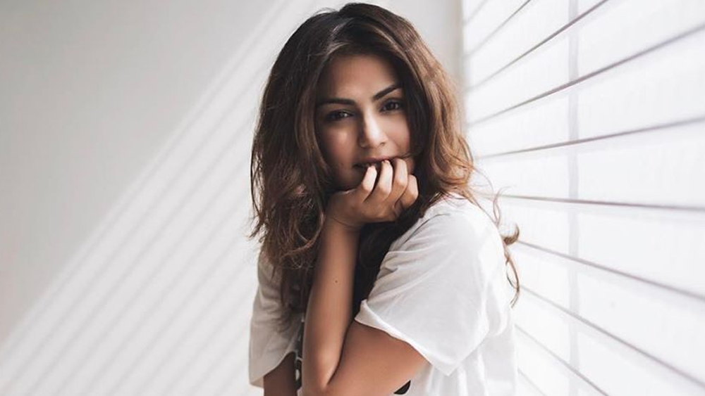 শরীরচর্চার ক্ষেত্রে সুশান্ত যে খুব ভাল এগোচ্ছিলেন, সে কথা জানিয়েছেন সমীর। তবে নায়কের ব্যক্তিগত পরিসরে যে একটা বড় পরিবর্তন হয়েছিল, টের পেয়েছিলেন বলে দাবি করেন সমীর। বেশ কয়েক বছর তারকাকে কাছ থেকে দেখা এই অভিজ্ঞ ট্রেনারের দাবি, সুশান্তের জীবনে রিয়া আসার পরই সব পাল্টে যেতে থাকে।