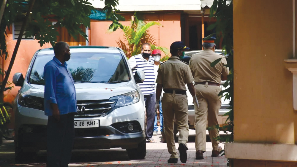 তাঁরা কথা বলেছেন সুশান্তের এই প্রাক্তন কর্মচারীদের সঙ্গে। বিহার পুলিশ সূত্রে জানা গিয়েছে, পুরনো পরিচারক ও রাঁধুনি জানিয়েছেন, সুশান্তকে নিজের অঙ্গুলিহেলনে চালাতে ভালবাসতেন রিয়া। তিনি কী ওষুধ খাবেন, সেটা দেখাশোনা করতেন নিজে। এমনকি, সুশান্ত কোনও কোনও সময় ওষুধ খেতে ভুলে গেলে রিয়া নাকি নিজেই ওষুধ তুলে দিতেন তাঁর হাতে। পুলিশের কাছে জানিয়েছেন সুশান্তের প্রাক্তন পরিচারক ও রাঁধুনি।