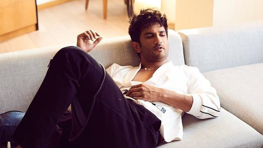 রিয়া, তাঁর ভাই-সহ পরিবারের মোট ছয় সদস্যের বিরুদ্ধে অভিযোগ দায়ের করা হয়েছে এফআইআর-এ। আর্থিক প্রতারণার পাশাপাশি সুশান্তকে মানসিক নির্যাতন ও আত্মহত্যায় প্ররোচিত করার দায়েও অভিযুক্ত করা হয়েছে চক্রবর্তী পরিবারকে।