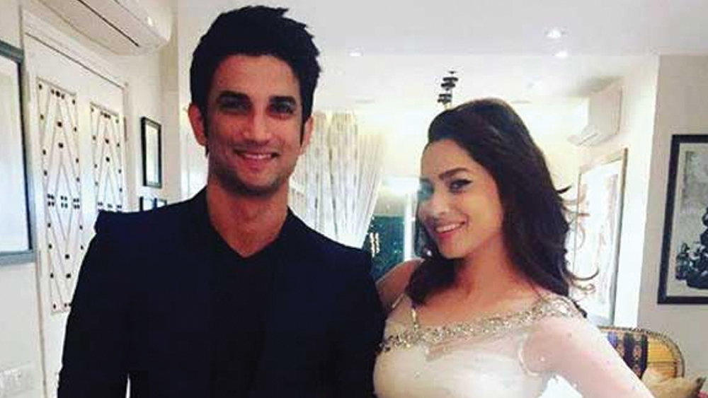 সব মিলিয়ে, সুশান্ত-কাণ্ডে এখন বেশ কোণঠাসা রিয়া। রিয়ার ভূমিকা নিয়ে আলোচনায় এসেছে সুশান্তের প্রাক্তন প্রেমিকা অঙ্কিতা লোখান্ডের সাম্প্রতিক বক্তব্য। তাঁর দাবি, সুশান্ত তাঁকে বলেছিলেন, রিয়ার সঙ্গে সম্পর্কে তিনি খুশি নন। প্রাক্তন প্রেমিকের সঙ্গে নিজের চ্যাটের ছবিও সুশান্তের পরিবারকে দিয়েছেন অঙ্কিতা।