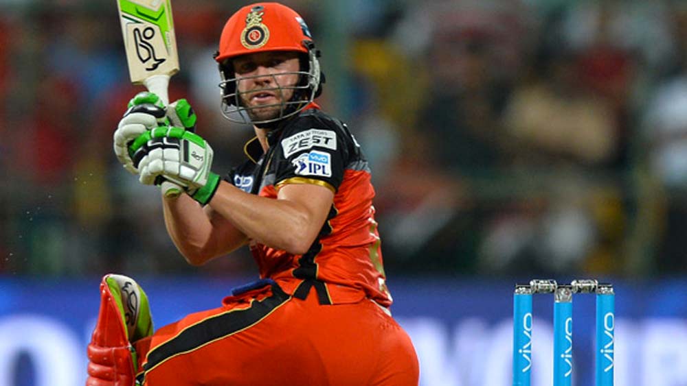 এবি ডি’ ভিলিয়ার্স: শুরু থেকেই বোলারদের চাপে ফেলা তাঁর বৈশিষ্ট। উইকেটের চার দিকেই শট নিতে পারেন। তিনি ৩৬০ ডিগ্রি ব্যাটসম্যান। আইপিএলে ১৪২ ইনিংসে ৩৯.৯৫ গড়ে ৪৩৯৫ রান করেছেন। স্ট্রাইক রেট ১৫১.২৩। সেঞ্চুরির সংখ্যা তিন। সর্বোচ্চ অপরাজিত ১৩৩।