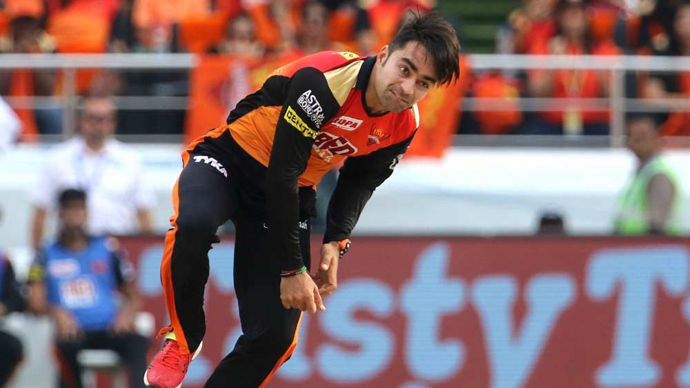 রশিদ খান: সানরাইজার্স হায়দরাবাদের জার্সিতে লেগস্পিনের ভেলকিতে আইপিএলেই শুধু নয়, আন্তর্জাতিক ক্রিকেটেই সাড়া ফেলে দিয়েছেন তিনি। হাতে গুগলি-ফ্লিপারের বৈচিত্রও রয়েছে। পাশাপাশি, ব্যাট হাতে ডেথ ওভারে বড় শট নিতে পারেন। তিনি দলের চতুর্থ বিদেশি। আইপিএলে নিয়েছেন ৫৫ উইকেট।