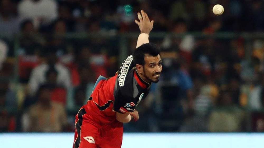 যুজভেন্দ্র চহাল: আইপিএলে রীতিমতো সফল তিনি। লেগস্পিনার রয়্যাল চ্যালেঞ্জার্স ব্যাঙ্গালোরের জার্সিতে সাড়া ফেলেছেন এই প্রতিযোগিতায়। ২৩.১৮ গড়ে নিয়েছেন ১০০ উইকেট। স্ট্রাইক রেট ১৭.৮৭। তাঁকে আক্রমণাত্মক বোলার হিসেবে ব্যবহার করেন নেতা কোহালি।