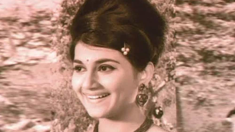 ১৯৪৬ সালের ২৫ মার্চ নাজিমার জন্ম মহারাষ্ট্রের নাসিকে। জন্মের পরে তাঁর নাম রাখা হয়েছিল মেহরুন্নিসা। বাবার নাম ছিল নাদির শাহ। মা, সোফিয়া। তাঁর ঠাকুমা শরিফা বাঈ ছিলেন পুরনো দিনের নামী নায়িকা। কাজ করেছিলেন সিনেমা ও থিয়েটার, দু’টি মাধ্যমেই। নাজিমার পিসি হুসন বানু-ও ছিলেন সাদা কালো বায়োস্কোপের অভিনেত্রী। ফলে ছোটবেলা থেকেই নাজিমার বেড়ে ওঠা অভিনয়ের আবহে।