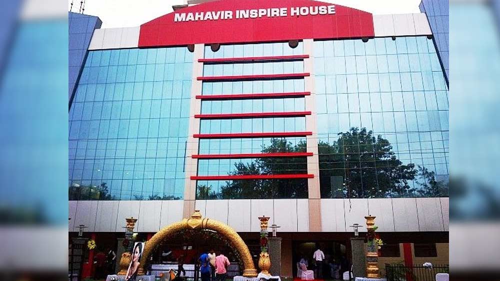 ২০০৮ সালে মহাবীর কোল ওয়াশারিস প্রাইভেট লিমিটেডের ম্যানেজিং ডিরেক্টরের পদে যোগ দেন তিনি। বিলাসপুর, ছত্তিসগঢ়ে রয়েছে হোলসেলিং কয়লা ইউনিট। দুটোই ভিকি দেখেন। এ ছাড়াও সংস্থার বাণিজ্যিক ও ম্যানেজমেন্টের দিকগুলিও তিনি দেখেন।