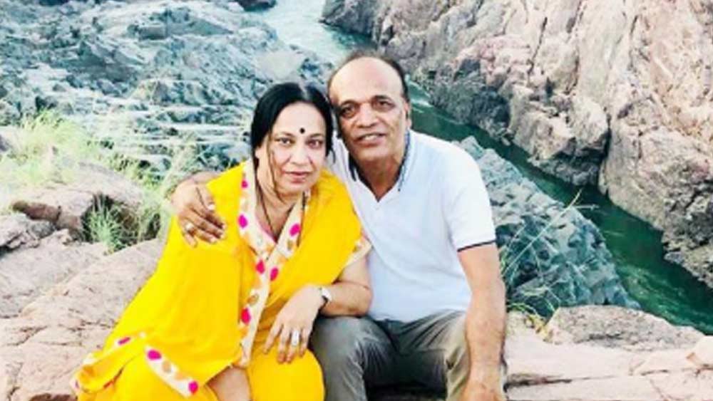 ভিকির বাবা বিনোদ কুমার জৈনও এক জন ব্যবসায়ী। মা রঞ্জনাও ব্যবসার সঙ্গে যুক্ত। ভাই বিশাল এক জন চিকিৎসক। তাঁর এক বোনও রয়েছেন, নাম বর্ষা। অঙ্কিতার সঙ্গে নাকি প্রত্যেকেরই খুব ভাল সম্পর্ক।