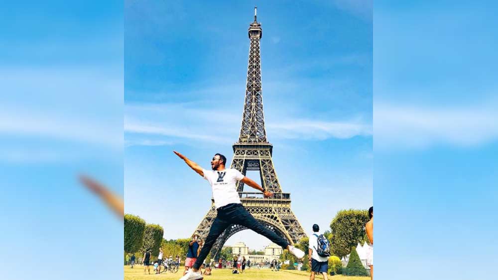 অঙ্কিতা যদিও ভিকির সঙ্গে সম্পর্কে বেশ খুশিই আছেন। ব্যবসায়ী হলেও নিয়মিত দেশ-বিদেশ ঘুরে বেড়াতে ভালবাসেন ভিকি। আমস্টারডাম, গ্রিসের সান্তোরিনি কিংবা প্যারিস তাঁর সবচেয়ে প্রিয় ট্রাভেল ডেস্টিনেশন।