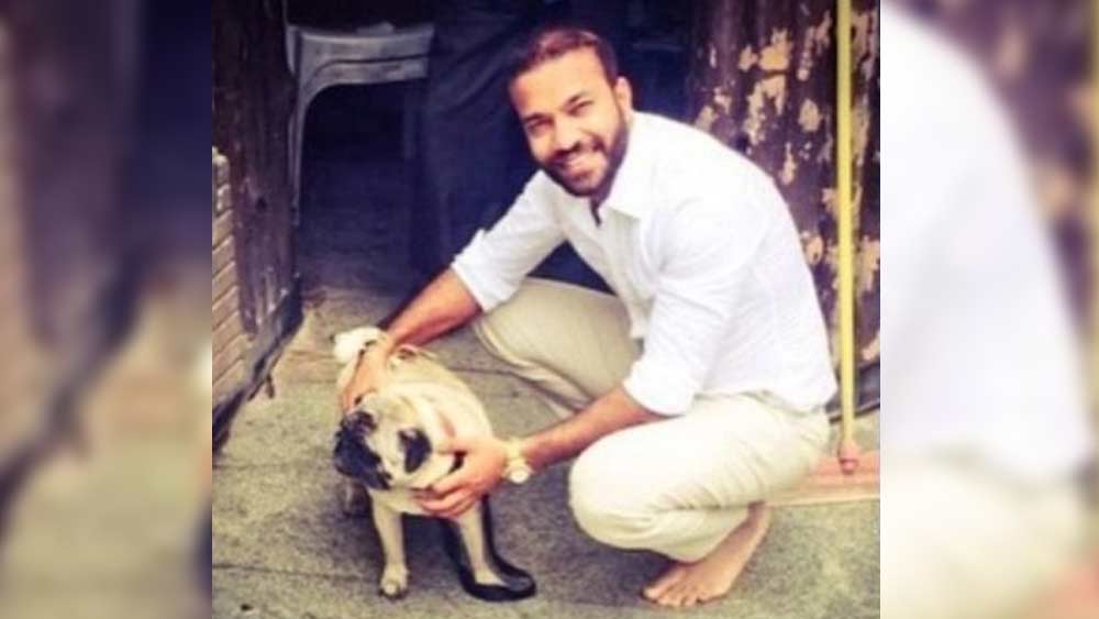 গাড়ির শখ রয়েছে ভিকির। টয়োটা, ল্যান্ড ক্রুজার, মার্সিডিজ বেঞ্জ প্রতিটি গাড়িই রয়েছে তাঁর। রয়েছে একটি পোষ্যও।