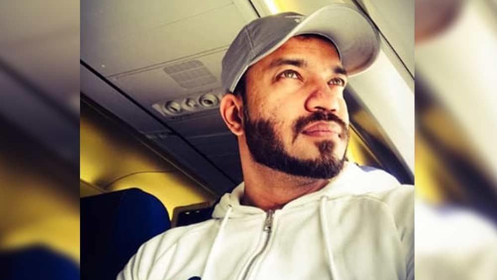 ক্রিকেট, ফুটবল দুটোই খেলতে ভালবাসেন। নিয়মিত শরীরচর্চাও করেন ভিকি। স্পোর্টস রিয়্যালিটি এন্টারটেইনমেন্ট শোয়ের বক্স ক্রিকেট লিগের মুম্বই টাইগার্স টিমের অন্যতম কর্ণধার ভিকি।