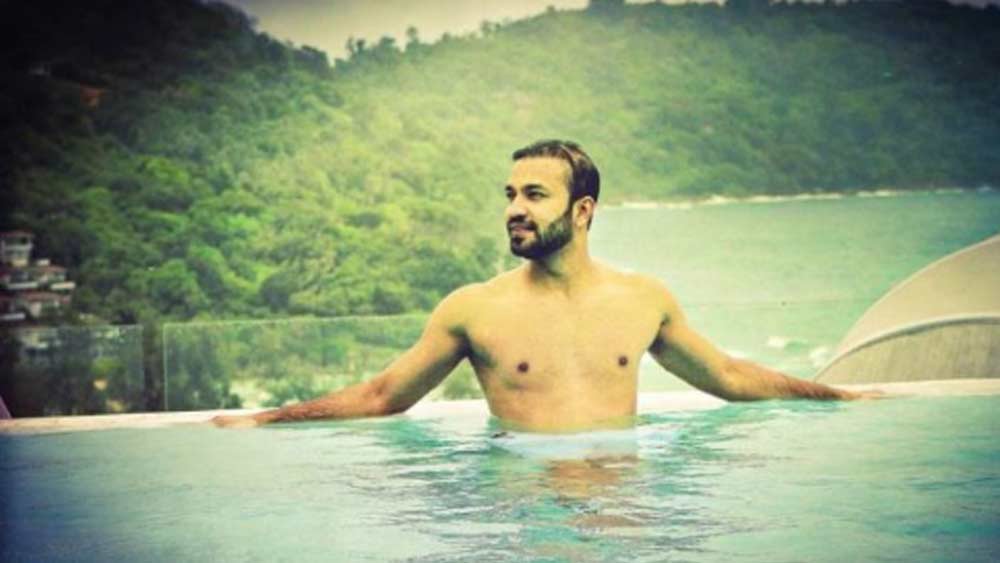 তবে ব্যক্তিগত ভাবে বই পড়তে আর সাঁতার কাটতে তিনি সবথেকে ভালবাসেন। ভিকির প্রিয় বই প্রিয়ঙ্কা শর্মা কাইন্তুরার লেখা ‘মাই জিফিস’।