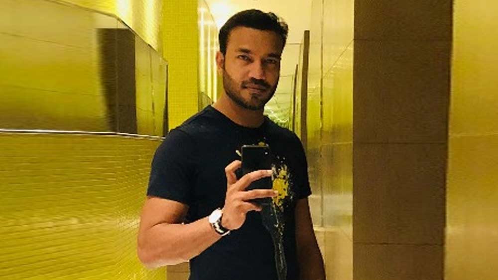 ২৪ ক্যারাট সোনার তৈরি একটি আইফোনের মালিক ভিকি। এটি ছিল একেবারে ইউনিক এডিশনের আইফোন।