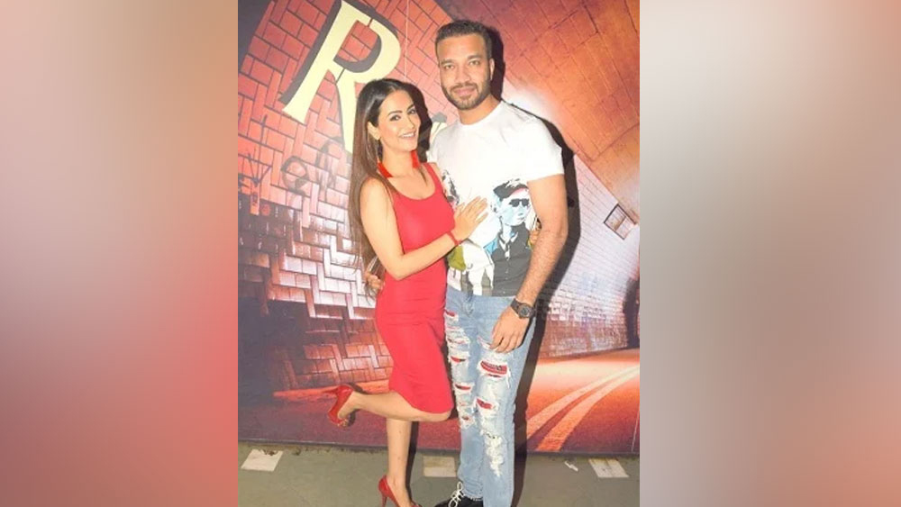 তবে ভিকির সঙ্গে বলিউডের যোগ কিন্তু নতুন নয়। ২০১২ সালে অভিনেত্রী-গায়িকা টিয়া বাজপেয়ীর সঙ্গে ভিকি ডেট করতেন এমনটাই গুঞ্জন রয়েছে বলিউডে। টিয়া অভিনয় করেছেন, ‘হন্টেড’, ‘১৯২০-ইভিল রিটার্নস’ ছবিতে।