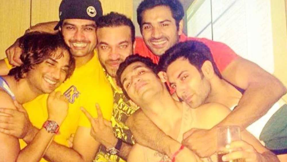 তাঁর অনেক বন্ধুবান্ধবও ছিল টেলিভিশন ও বড় পর্দায়। সুশান্ত সিংহ রাজপুতের সঙ্গেও তাঁর আলাপ ছিল। একতা কপূর, মৌনী রায়দের সঙ্গে নিজের ছবিও পোস্ট করেছেন ইনস্টাগ্রামে।