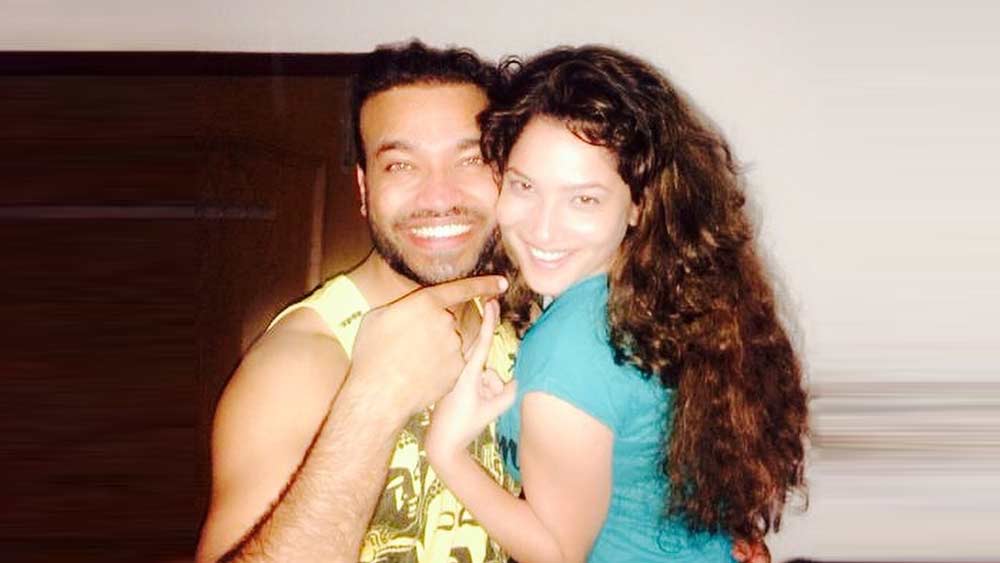 অঙ্কিতার সঙ্গে তাঁর সম্পর্ক কবে প্রকাশ্যে এল? ২০১৭ সালে হোলির সময় দু’জনের একটি ছবি ভাইরাল হয়ে যায়।