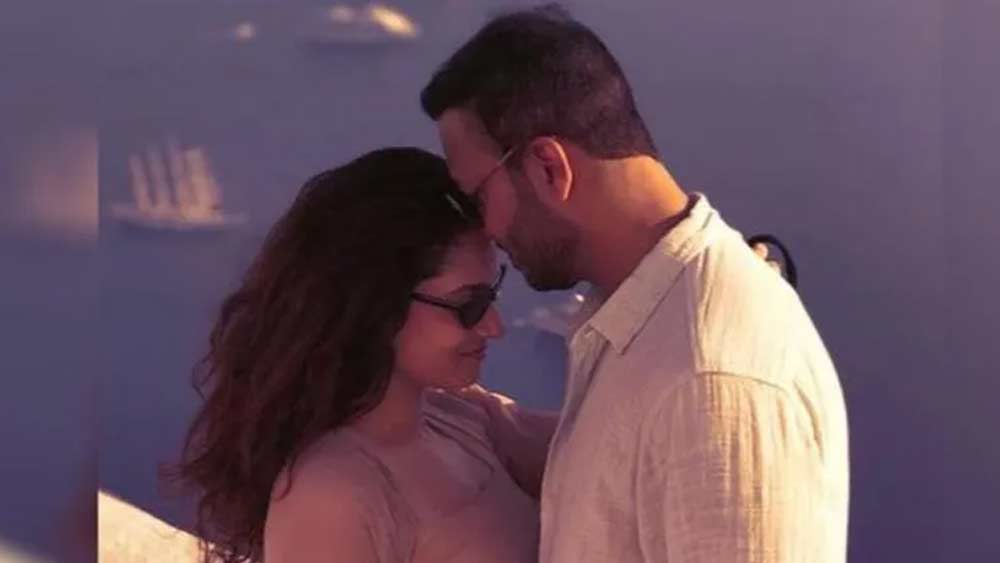 একটি হিরের আংটি পরা ছবি সোশ্যাল মিডিয়ায় ছড়িয়ে পড়েছিল। তখনই বলিউডের বেশ কয়েকটি পত্রিকাতেও প্রকাশ হয়েছিল অঙ্কিতার সঙ্গে ভিকির নাকি এনগেজমেন্ট হয়ে গিয়েছে। ভিকি বা অঙ্কিতা কেউ যদিও এ কথা স্বীকার করেননি।