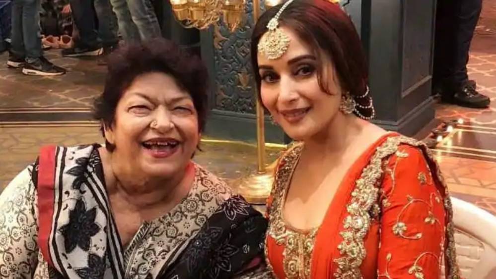 মনসুরের কথায় রাজি হয়ে যান সরোজ। ‘পহেলা নশা’-র স্টেপগুলি দেখিয়ে দিয়ে নিজের দুই অ্যাসিস্ট্যান্টের উপর দায়িত্ব দিয়ে তিনি চলে যান শিমলা। এর পর বদলে যায় ওই ফিল্মের বাইরের চিত্রনাট্য। শিমলা থেকে ফিরে সরোজ জানতে পারেন, ওই ফিল্মের কাজ বন্ধ।