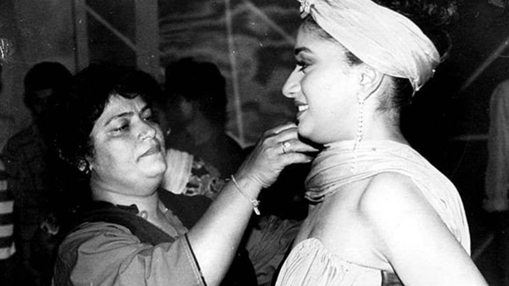 ‘জো জিতা ওহি সিকন্দর’ পর্বের পরও সরোজ-ফারহার সম্পর্ক থিতু হয়নি। উল্টে তাঁদের মধ্যে তিক্তটা আরও বেড়েছে। ফের সে সম্পর্ক তলানিতে ঠেকে ফারহার ফিল্ম ‘হ্যাপি নিউ ইয়ার’-এর সঙ্গে। অনেকেই বলেন, ওই ফিল্মের একটি চরিত্রের সঙ্গে হুবহু মিল রয়েছে সরোজ খানের।