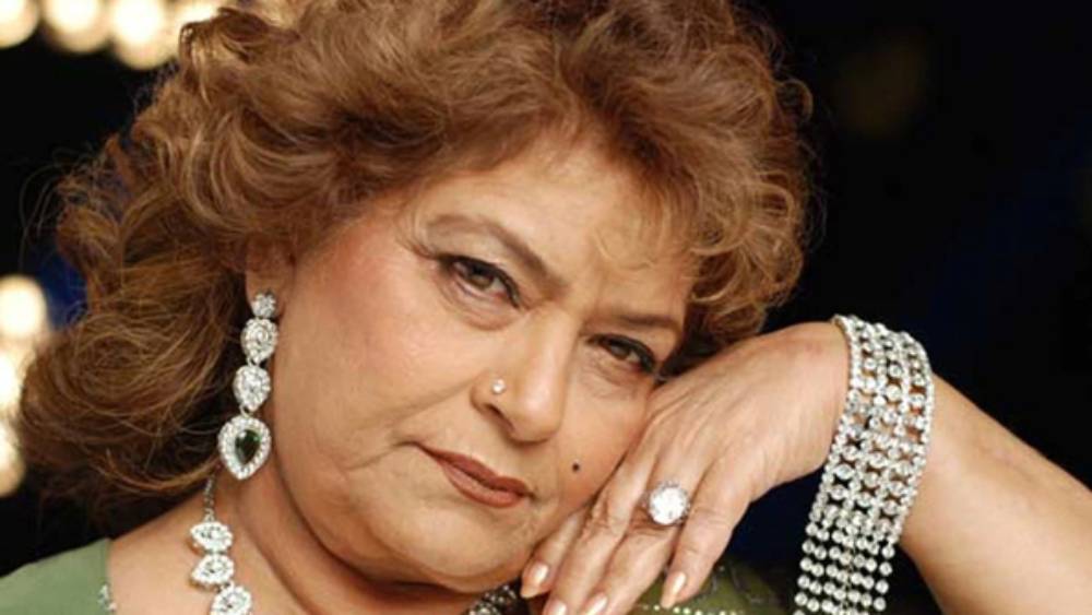 ‘হ্যাপি নিউ ইয়ার’-এর প্রোমোশনে কপিল শর্মার শোতে গিয়েও সরোজ খানের উপর নানা ব্যঙ্গ চলতেই থাকে ফারহা খানের টিমের। ওই শোতে কিকু শর্মার অ্যাক্ট নিয়েও সরব হন সরোজ খান।