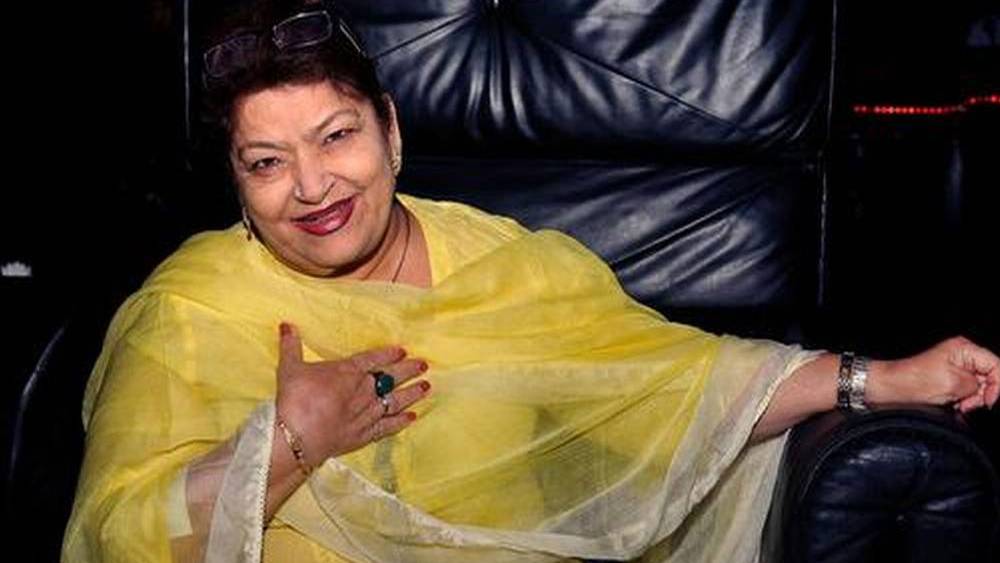 এক বার তো সরোজ খান বলেই ফেলেছিলেন, তাঁর কাছে ক্ষমা চাওয়া উচিত ফারহার। এমনকি, তিনি এ-ও বলেন, ফারহার লজ্জা হওয়া উচিত। সেই সঙ্গে তাঁর প্রশ্ন ছিল, নিজের ফিল্মে তাঁকে নিয়ে কেন ব্যঙ্গ করলেন ফারহা? সরোজের সব অভিযোগ উড়িয়ে ফারহার বক্তব্য ছিল, সরোজ খানকে সকলে অত্যন্ত ভালবাসেন।