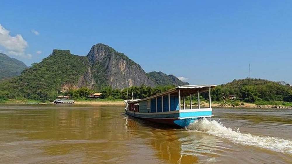 কম্বোডিয়া: চিন-পন্থী খমের রুজ দল ১৯৭৫ সালে ক্ষমতা দখলের পরে কম্বোডিয়ায় বেজিংয়ের প্রভাব শুরু। যদিও তিন বছরের বেশি স্থায়ী হয়নি কুখ্যাত পল পটের জমানা। সরাসরি চিনের সঙ্গে সীমান্ত না থাকলেও তাইল্যান্ড-কম্বোডিয়া সীমান্ত সমস্যায় একাধিক বার নাক গলিয়েছে বেজিং।