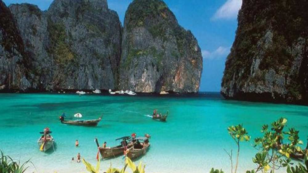 ইন্দোনেশিয়া: দক্ষিণ চিন সাগরের কিছু অংশ এবং নাতুনা দ্বীপে আন্তর্জাতিক জলসীমায় ইন্দোনেশিয়ার জাহাজের মাছ এবং অন্য জৈব সম্পদ সংগ্রহ নিয়ে আপত্তি চিনের।