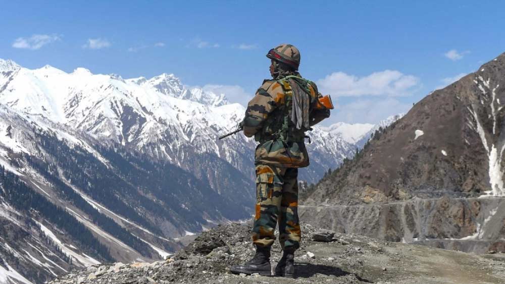 নেপাল: সম্প্রতি ফাঁস হওয়া নেপাল সরকারের একটি রিপোর্টে অভিযোগ, উত্তর এবং মধ্য সীমান্তে অন্তত ১২টি জায়গায় চিন সে দেশের জমি জবরদখল করেছে। রাস্তা বানানোর পাশাপাশি ছোট বাঁধ বানিয়ে নদীর গতিপথ ঘুরিয়েছে।