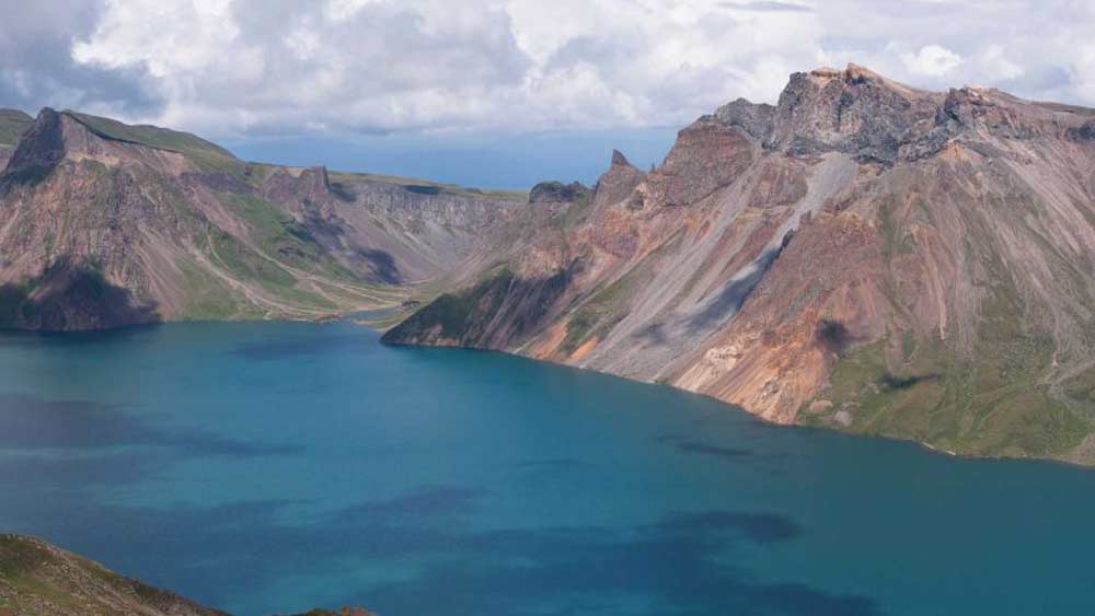 উত্তর কোরিয়া: পাকতু পাহাড়, ইয়ালু ও তুমান নদী নিয়ে পুরনো বিবাদ থাকলেও আন্তর্জাতিক চাপের মুখে থাকা কিম জং উন সরকার প্রকাশ্যে চিনের বিরোধিতা করে না।