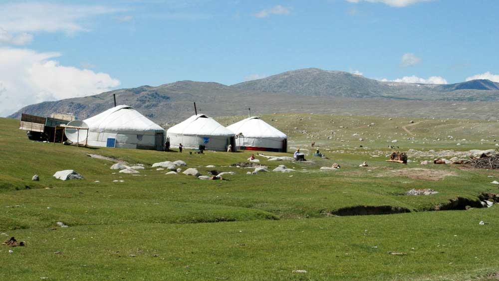 মঙ্গোলিয়া: রাশিয়া এবং চিনের মধ্যবর্তী ‘বাফার দেশ’টিতে বেজিং তারই অংশ বলে মনে করে। এ ক্ষেত্রে তাদের উদাহরণ, ত্রয়োদশ শতকের ইয়ান সাম্রাজ্যের বিস্তৃতি।