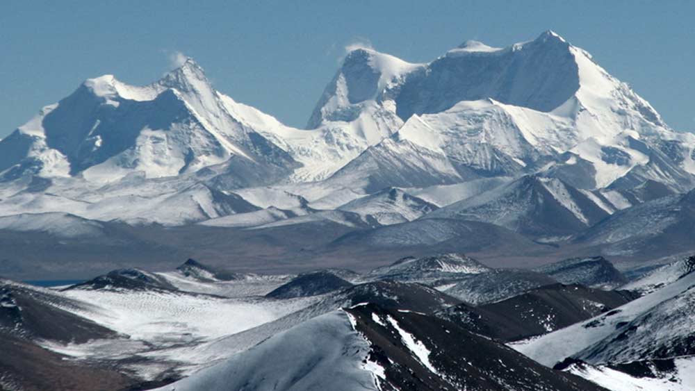ভুটান: আশির দশকেই ভুটানের সর্বোচ্চ শিখর কুলা কাংরি ও সন্নিহত এলাকা দখন নিয়েছে চিন। গাংখর ফুয়েনসাম শিখর এবং ডোকলামের অদূরে জিপমোচি এলাকাতেও ‘নজর’ রয়েছে বেজিংয়ের।