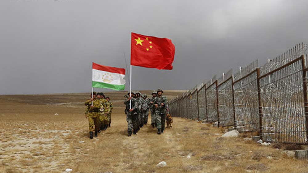 তাজিকিস্তান: প্রায় দেড়শো বছরের পুরনো সীমান্ত বিরোধ বজায় ছিল সোভিয়েত ইউনিয়ন জমানাতেও। একাধিক বার সীমান্তে লালফৌজের অনুপ্রবেশেরও অভিযোগ উঠেছে।