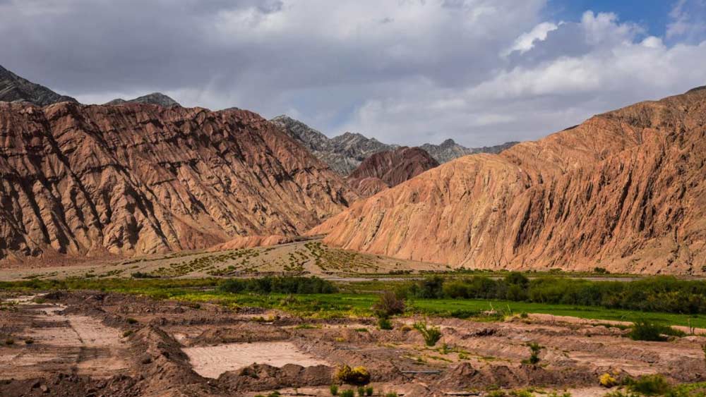 কিরঘিজস্তান: চিনেক দাবি, ঐতিহাসিক ভাবে সাবেক সোভিয়েত প্রজাতন্ত্রের অন্তর্গত এই মুসলিম প্রজাতন্ত্রের পুরোটাই তাদের অংশ।
