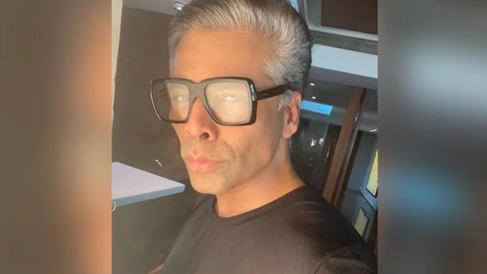 কর্ণ জোহর কি সমকামী? এই প্রশ্ন দীর্ঘ দিন ইন্ডাস্ট্রিতে ছিল গুঞ্জন হিসেবে। এই নিয়ে বছর তিনেক আগে মুখ খুলেছিলেন তিনি। বলেছিলেন, সবাই জানে তাঁর সেক্সুয়াল ওরিয়েন্টেশন। তিনি প্রকাশ্যে এ বিষয়ে কিছু বলতে চান না। কারণ বললে হয়তো তাঁর কারাবাসও হতে পারে! লোকে তাঁর সম্বন্ধে নানা রকম কিছু বললেও তাঁর কিছু এসে যায় না, মন্তব্য কর্ণের।