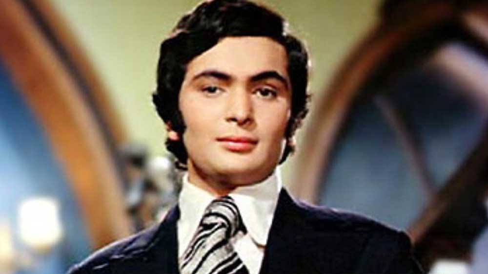 ‘ববি’ ছবির মধ্যে দিয়েই স্ক্রিন-অভিষেক হয় ঋষির। প্রথম ছবিই সুপারহিট। ছবির পরিচালক ছিলেন বাবা রাজ কপূর। বিপরীতে ছিলেন ডিম্পল কাপাডিয়া। ঋষির ‘চকোলেট বয়’ লুক মনে ধরে সকলের।