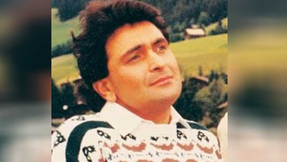 ওই ছবির পরিচালক মনমোহন দেশাইয়ের অনুরোধে কয়েক ঘণ্টার জন্য শুটে গিয়েও ফিরে আসতে হয় তাঁকে। তাঁর আর এক হোল্ডে থাকা ছবির পরিচালক নাসির হুসেন ভাবেন, ঋষি নিশ্চয়ই অর্থকষ্টে ভুগছেন।