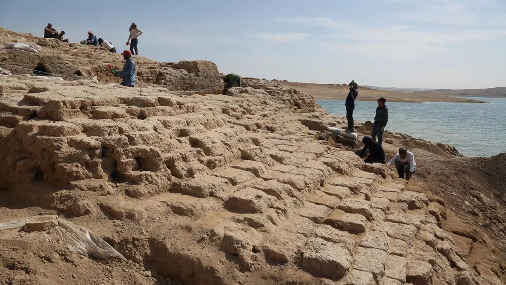 পাথরের উপর হায়ারোগ্লিফ সম্পর্কে জানতে অনুবাদকের সাহায্য নেওয়া হয়েছিল। পাথরের উপর এই হায়ারোগ্লিফকে বলে স্টেলে। জানা গিয়েছে, ওই অঞ্চলে প্রাপ্ত হায়ারোগ্লিফে রয়েছে যুদ্ধ জয়ের বর্ণনা।