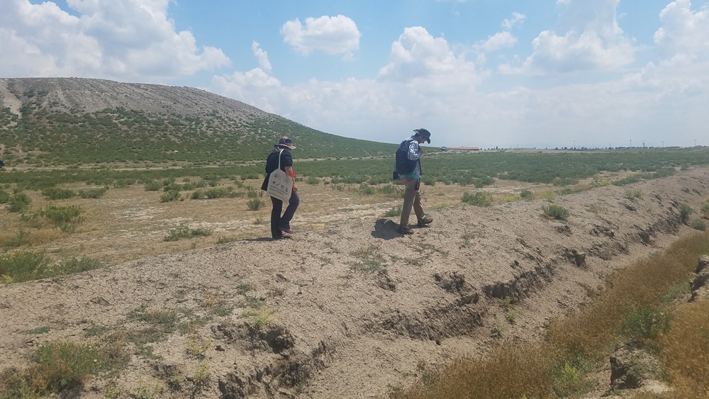 গত বছর এই অঞ্চলে কিছু প্রত্নতাত্ত্বিক নিদর্শন পাওয়া গিয়েছিল। তার পর থেকে এই প্রকল্পের কাজ শুরু হয়েছে। এখনও অনেক খনন কার্য অনেকটাই বাকি।