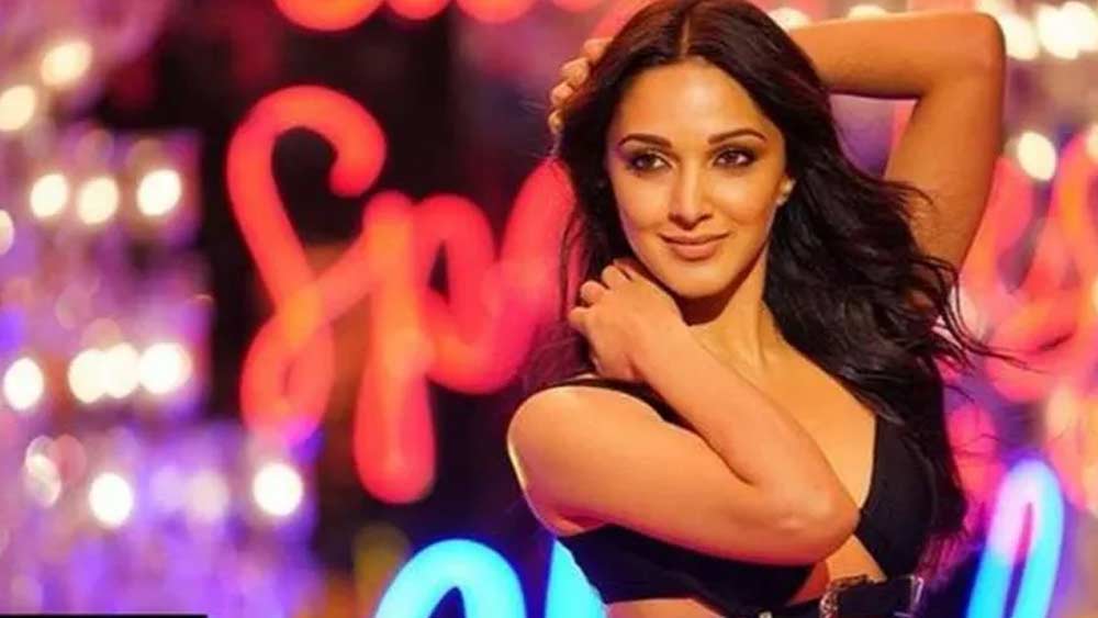 বাবা ও মায়ের পারিবারিক সূত্রে কিয়ারা অশোককুমার এবং জাভেদ জাফরির দূর সম্পর্কের আত্মীয়। মুম্বইয়ের জয় হিন্দ কলেজ ফর মাস কমিউনিকেশনের প্রাক্তন ছাত্রী আলিয়া তথা কিয়ারার হিন্দি ছবিতে আত্মপ্রকাশ ২০১৪ সালে, ‘ফুগলী’ ছবিতে। এর পর ‘এম এস ধোনি: দ্য আনটোল্ড স্টোরি’ ছবিতে তিনি নজর কাড়েন।