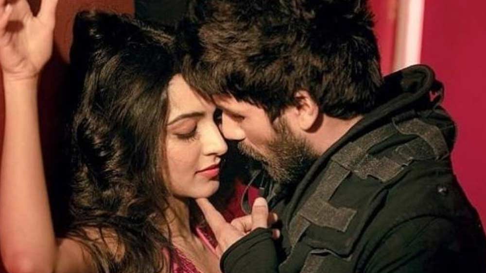 চিত্রনাট্য অনুযায়ী শাহিদের পাশে পাল্লা দিয়ে অভিনয় করেন কিয়ারা। ছবিটিতে শাহিদের অভিনয়ে এবং চিত্রনাট্যে পুরুষতান্ত্রিকতার দাপট নিয়ে যথেষ্ট সমালোচনা ও বিতর্ক বয়। কিন্তু একইসঙ্গে ২০১৯-এর সফলতম ছবিগুলির মধ্যে অন্যতম ছিল তামিল ছবি ‘অর্জুন রেড্ডি’-র হিন্দি সংস্করণ ‘কবীর সিংহ’।