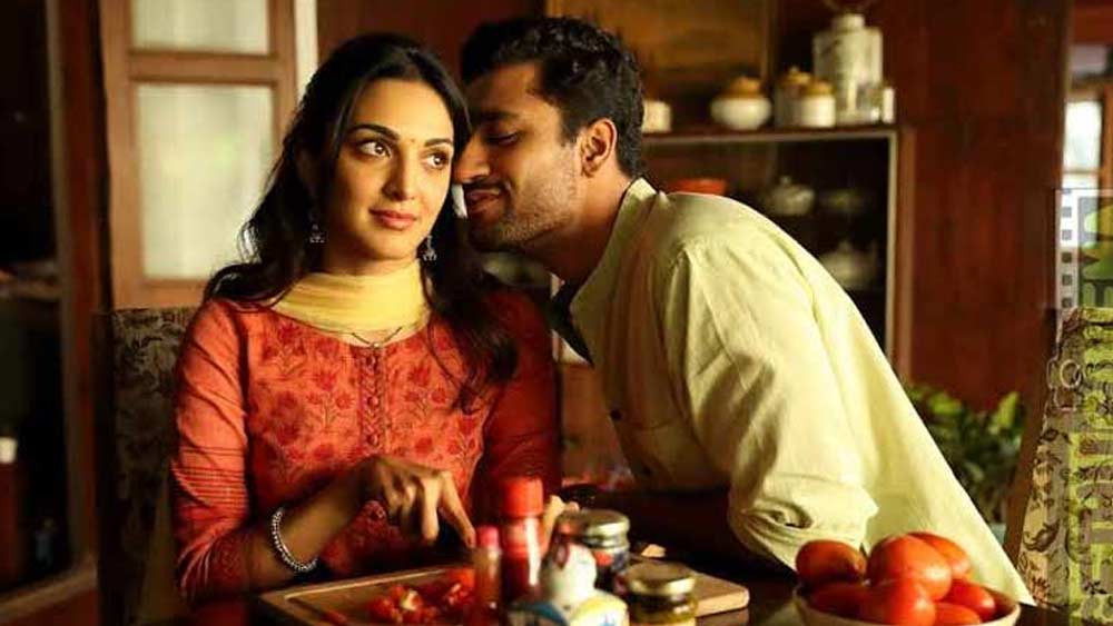 ছবিতে ভিকি কৌশলের বিপরীতে মধ্যবিত্ত পরিবারের স্কুলশিক্ষিকার ভূমিকায় অভিনয় করেছিলেন কিয়ারা। ছবির বড় অংশ জুড়ে ছিল কিয়ারার স্বমেহনের সিকোয়েন্স। সেই দৃশ্যে কিয়ারার অভিনয় একইসঙ্গে প্রশংসিত ও নিন্দিত হয়।