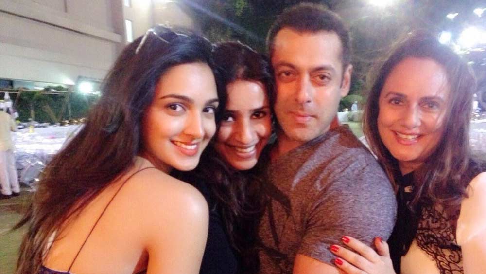 কিয়ারার পরিবারের সঙ্গে সলমন খানের সম্পর্ক খুবই ঘনিষ্ঠ। কিয়ারার প্রথম ছবি ‘ফুগলী’-র প্রযোজকও সলমন খান। মডেল শাহিন খানের সঙ্গে পারিবারিক সম্পর্ক আছে কিয়ারার। বলা হয়, শাহিন ছিলেন ইন্ডাস্ট্রিতে সলমনের প্রথম প্রেমিকা।